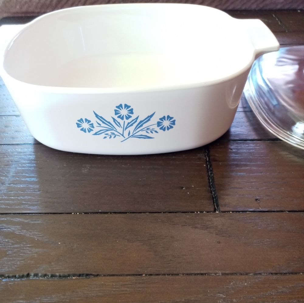 Vintage 2 quart cassarole dish